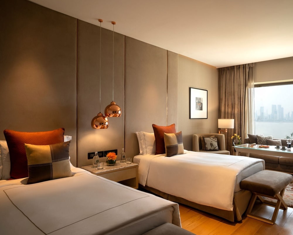 GRAND, LUXURY, KING BED, LARGE
