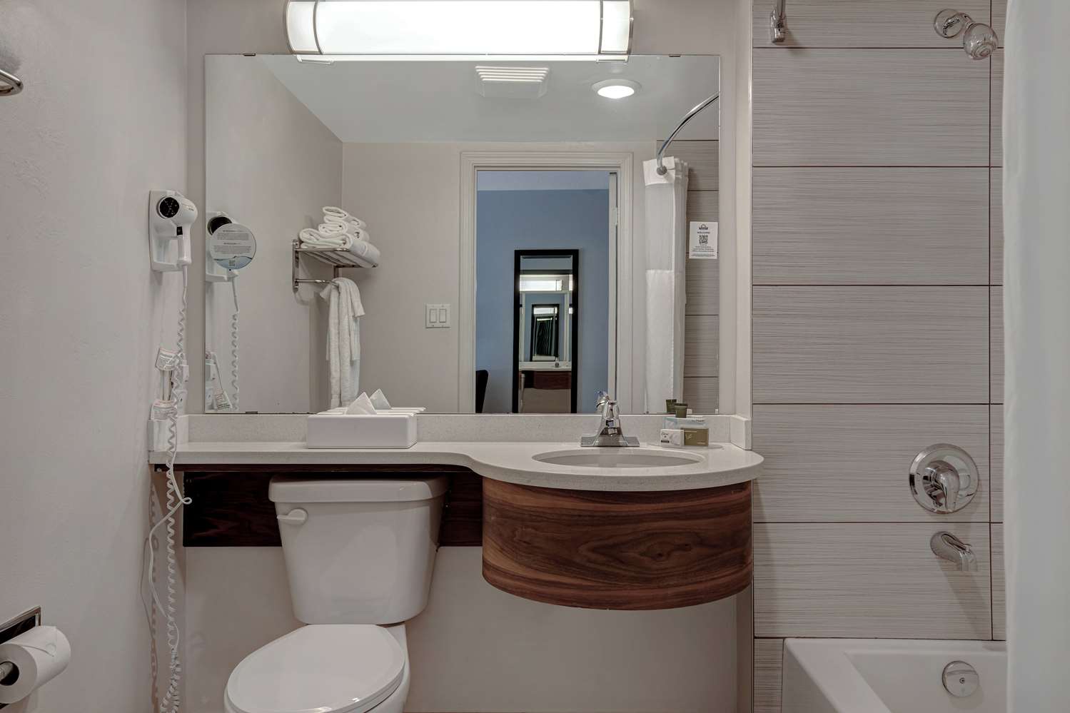 Days Inn by Wyndham Victoria Airport Sidney 32/34