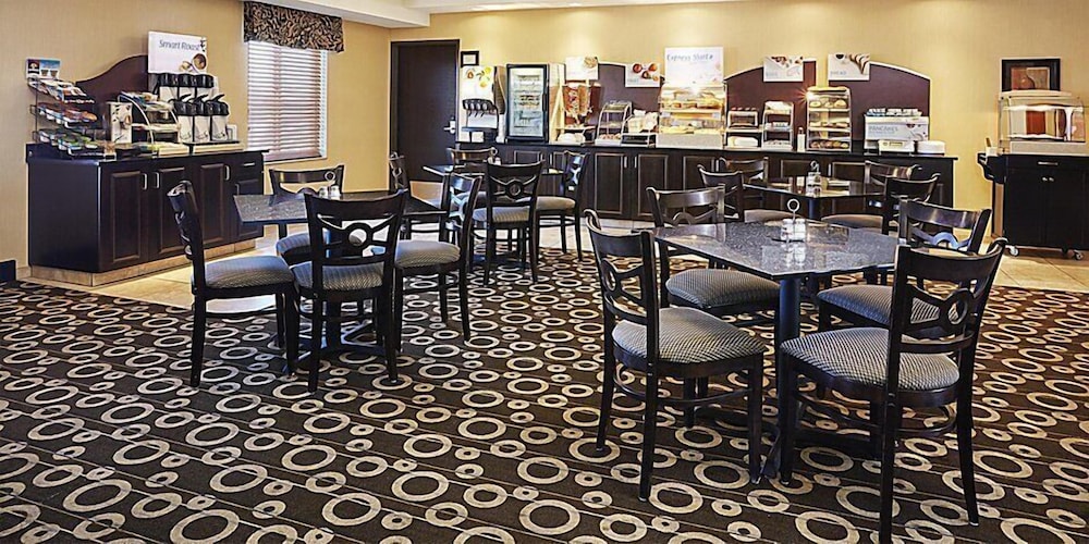 Holiday Inn Express Hotel Suites Pekin Peoria Area 50/62