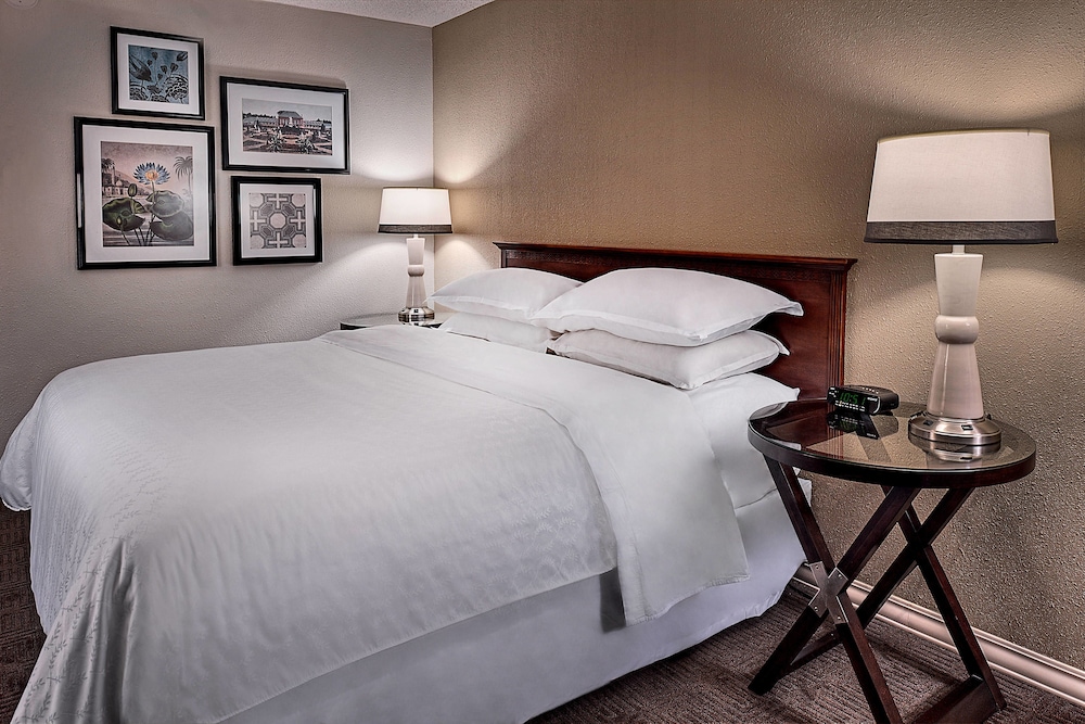 Sheraton Westport Lakeside Chalet 12/39