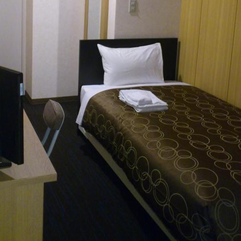 ROOM, SINGLE, SHARED BATHROOM