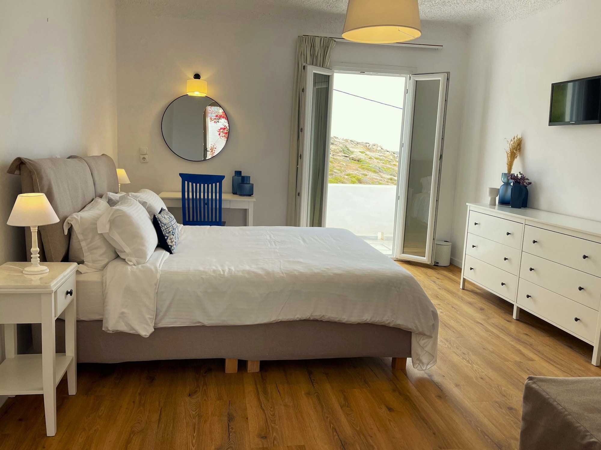 Room, Queen Bed, Pool and Sea View, Sofa