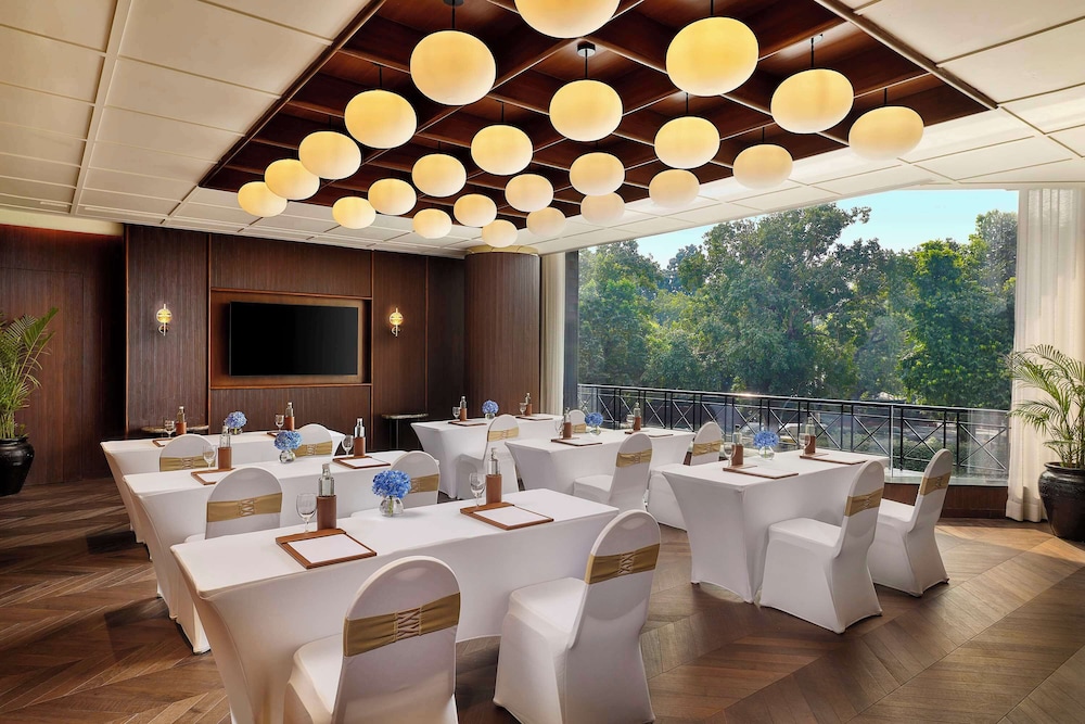 Shangri La Eros New Delhi Hotel 61/72