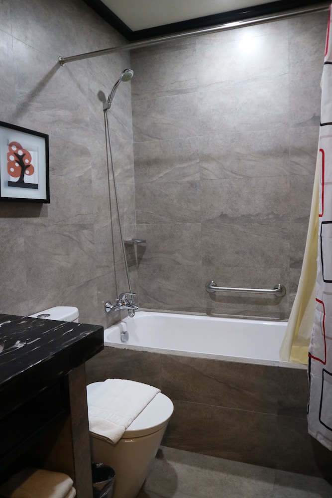 Paragon Hotel And Suites 49/50