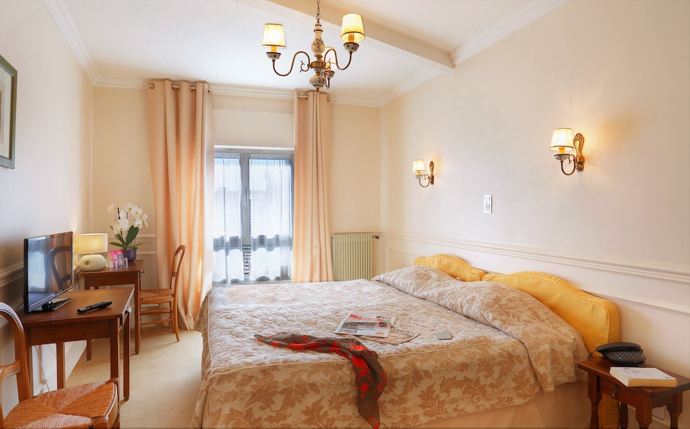 Hostellerie des Trois Pigeons, Paray-le-Monial 10/64