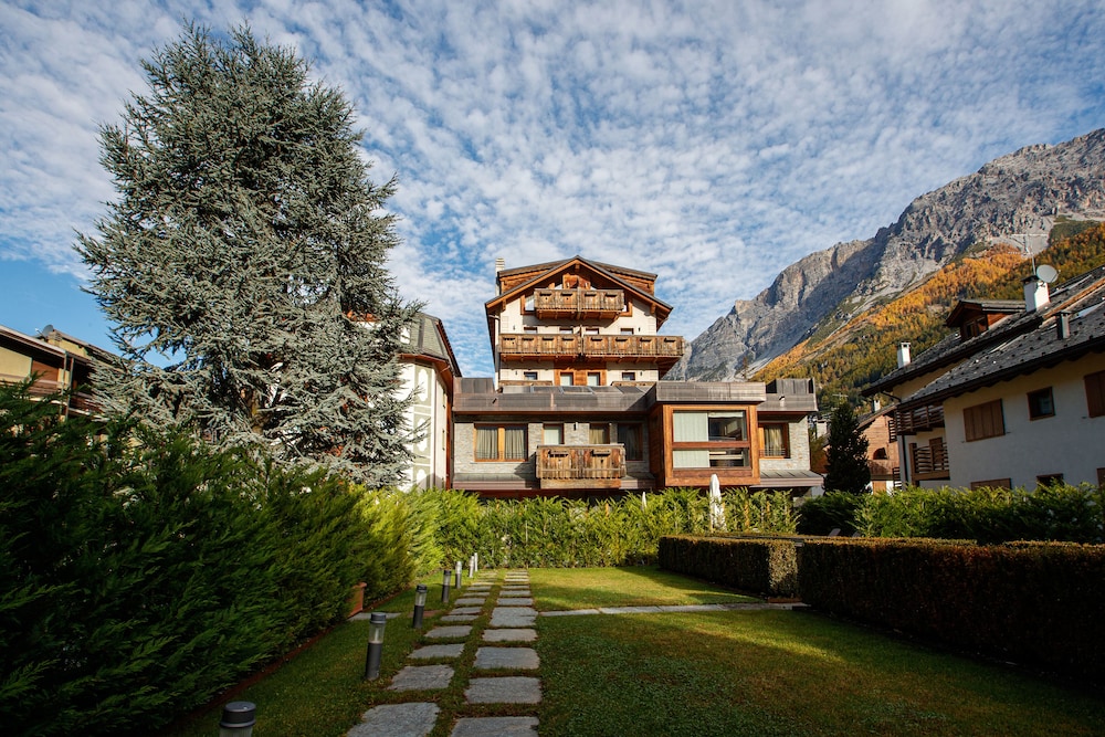Sottovento Luxury Hospitality 65/67