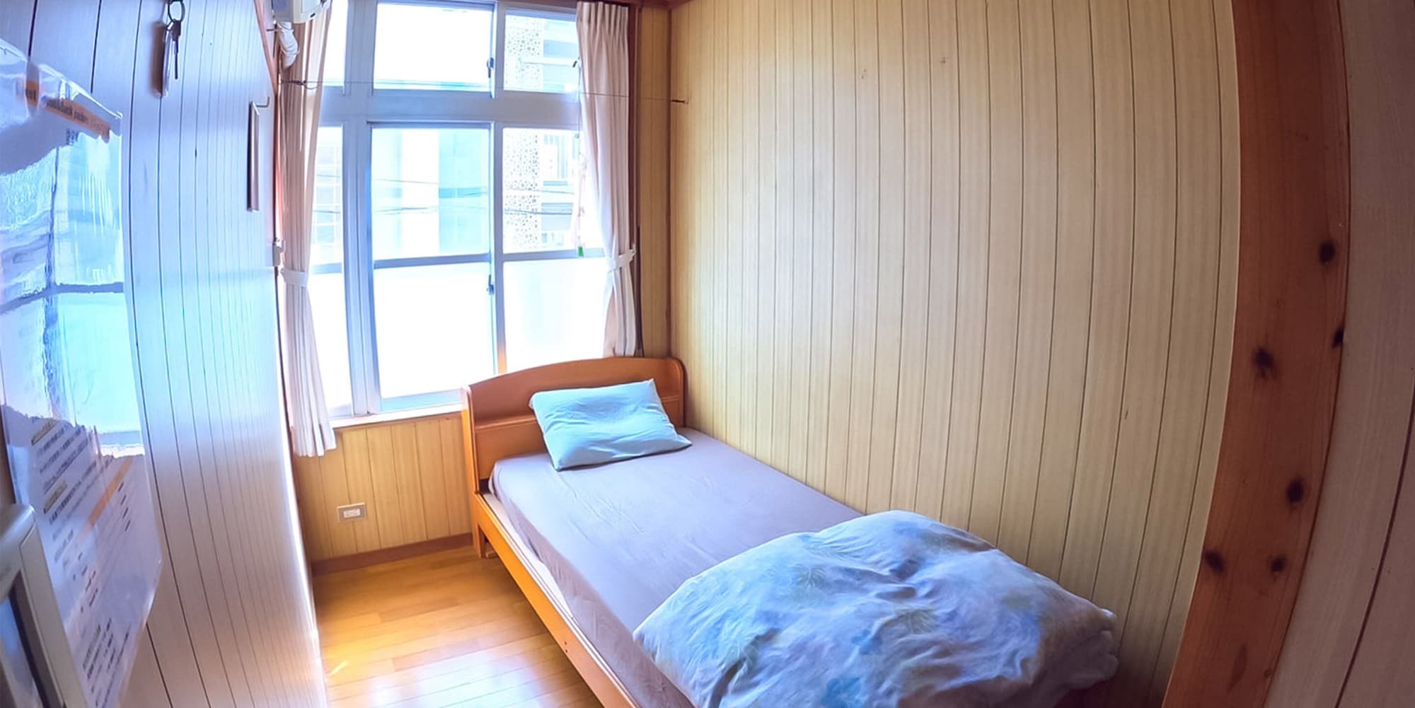 ROOM, SINGLE, SHARED BATHROOM