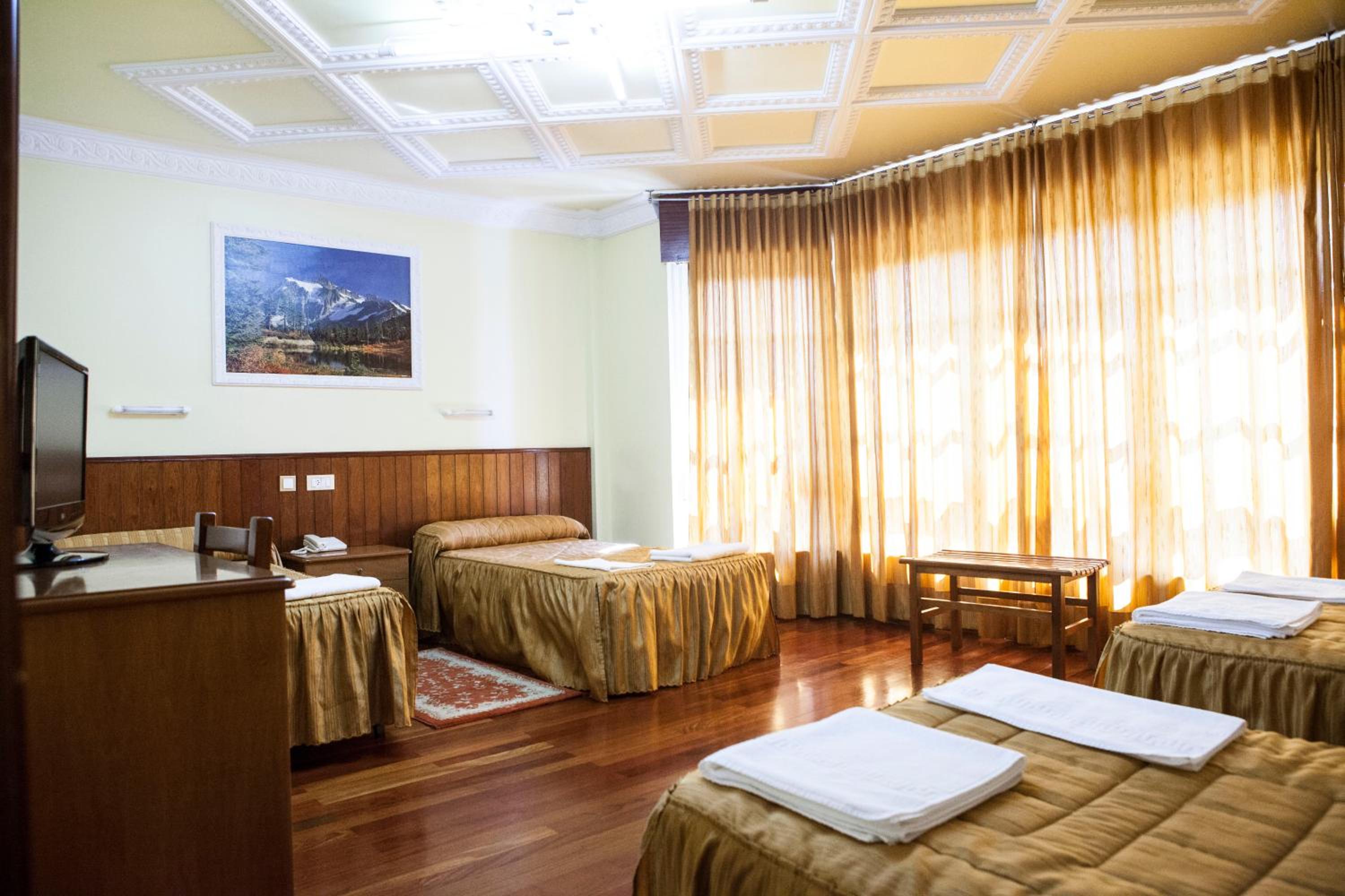 Room, Quadruple
