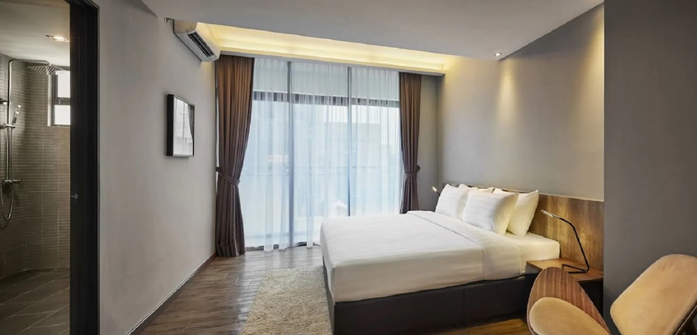 Tropics Eight Suites 12/61