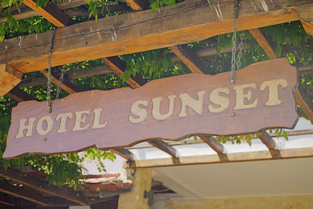 Sunset Hotel 6/69