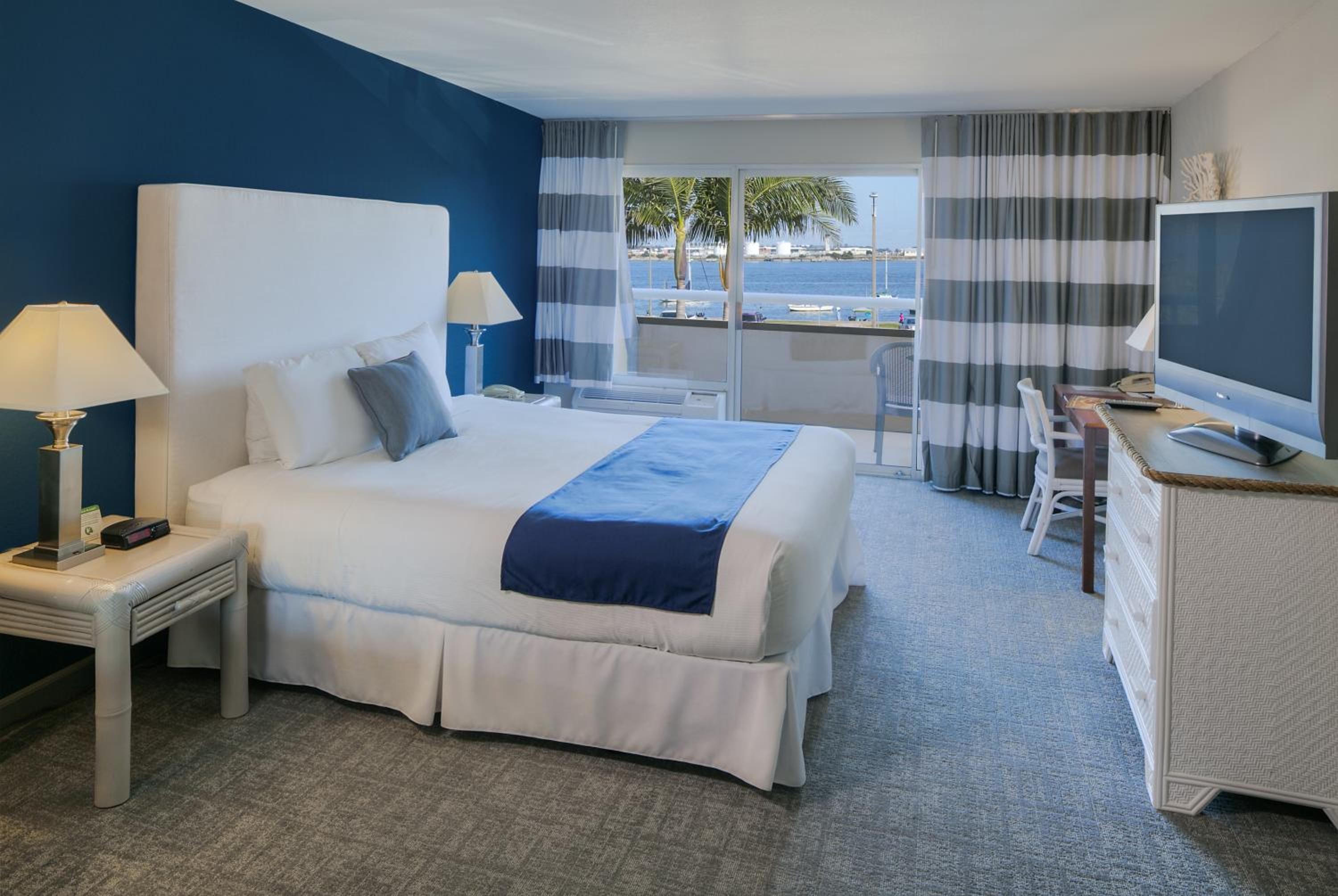 Room, King Bed, Bay View، Bay Club Hotel & Marina 2/4