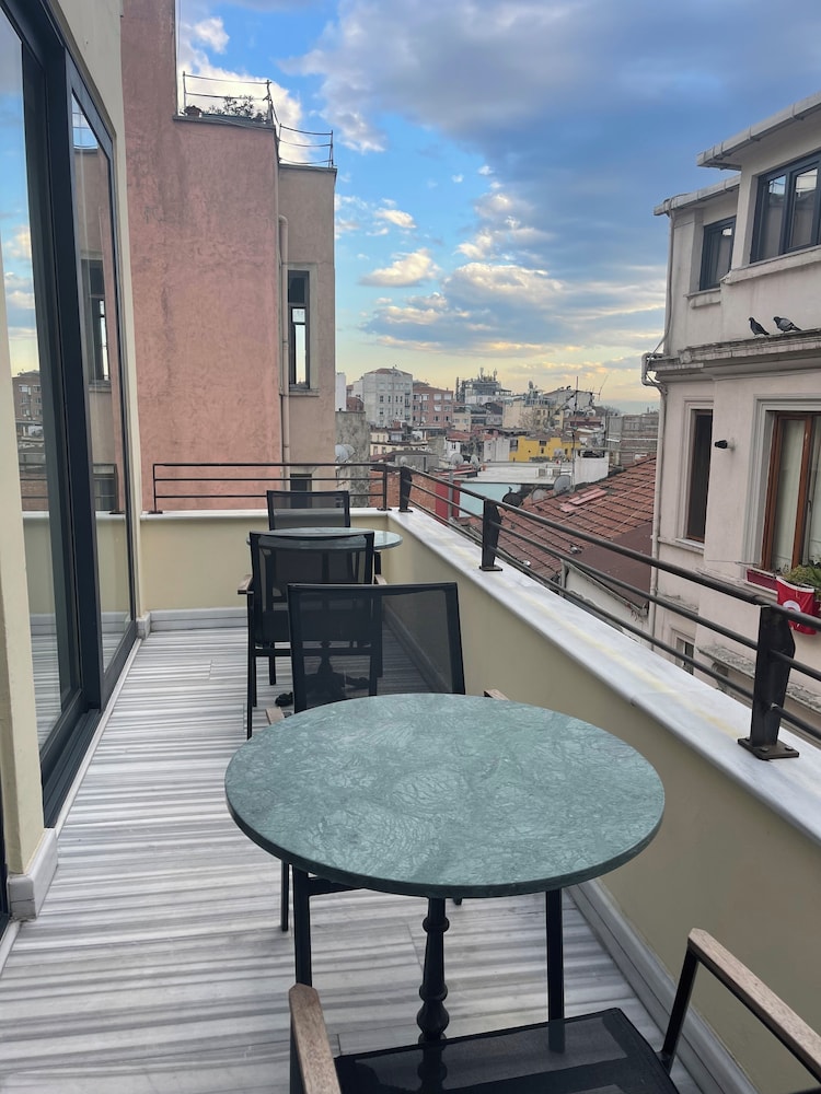 Aleksandr Pera Hotel 44/50
