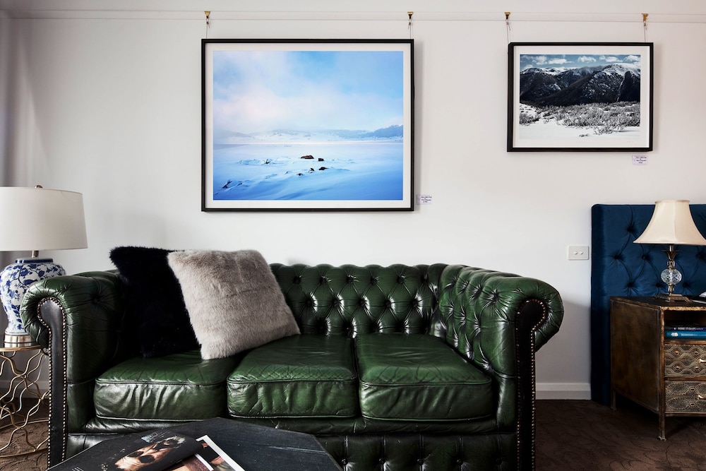 Farmers Arms Art Motel 33/44