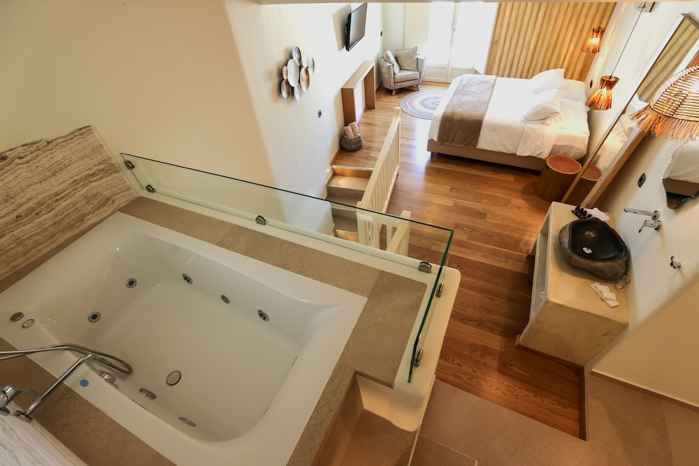 Maisonette, Double Bed, Sofa, Hot Tub, Pool Access، Life Suites 2/2