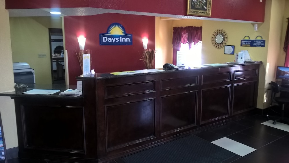 Days Inn & Suites By Wyndham Hutchinson 3/42