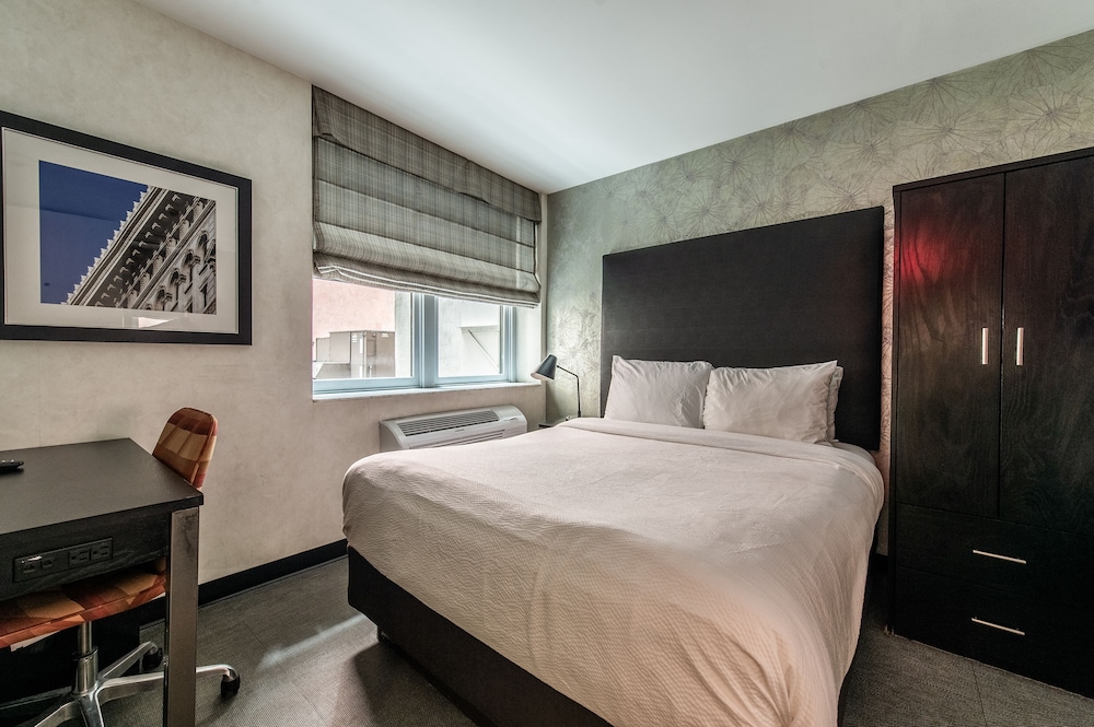 ROOM, QUEEN BED, ACCESSIBLE