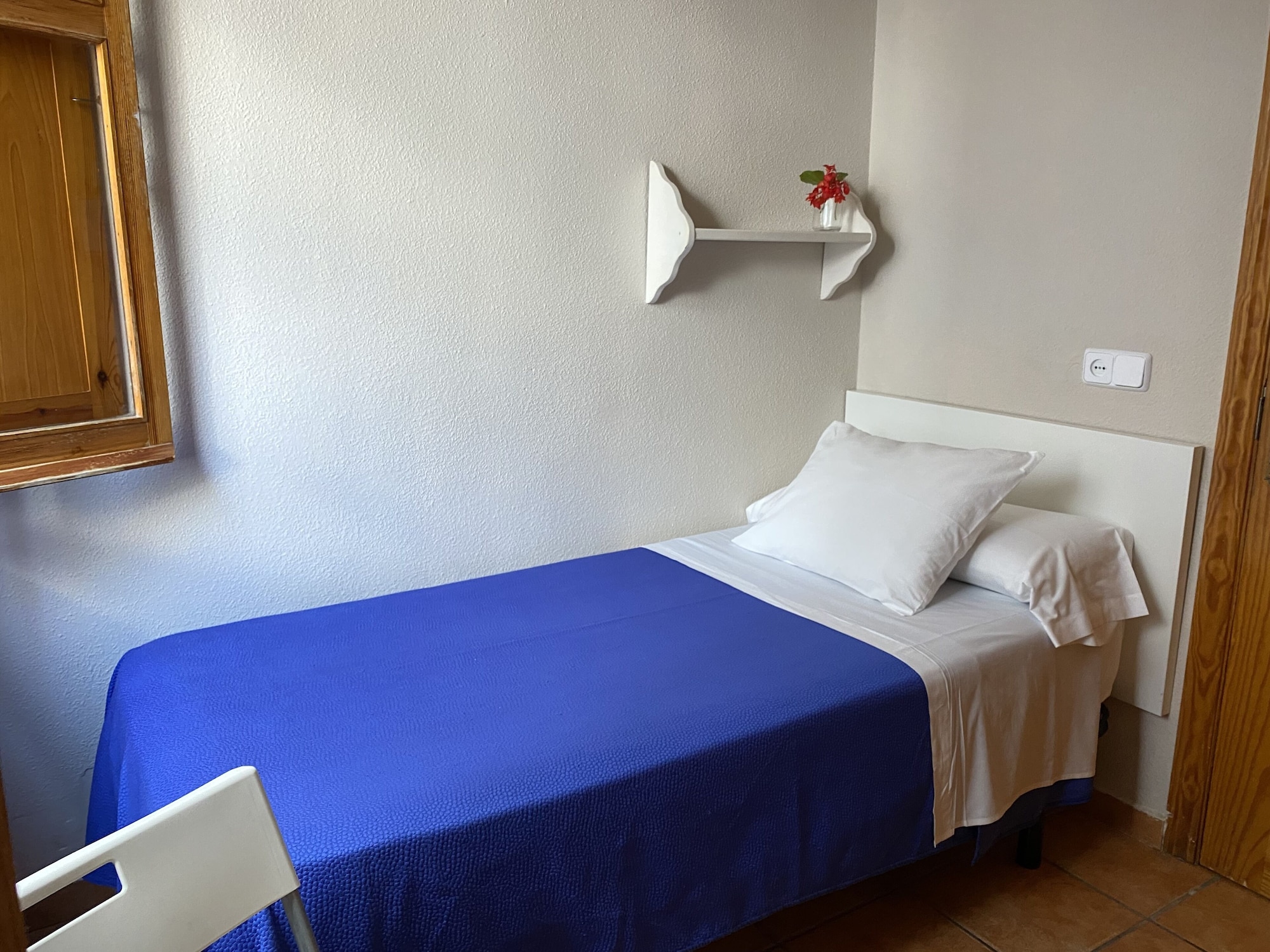 ROOM, SINGLE