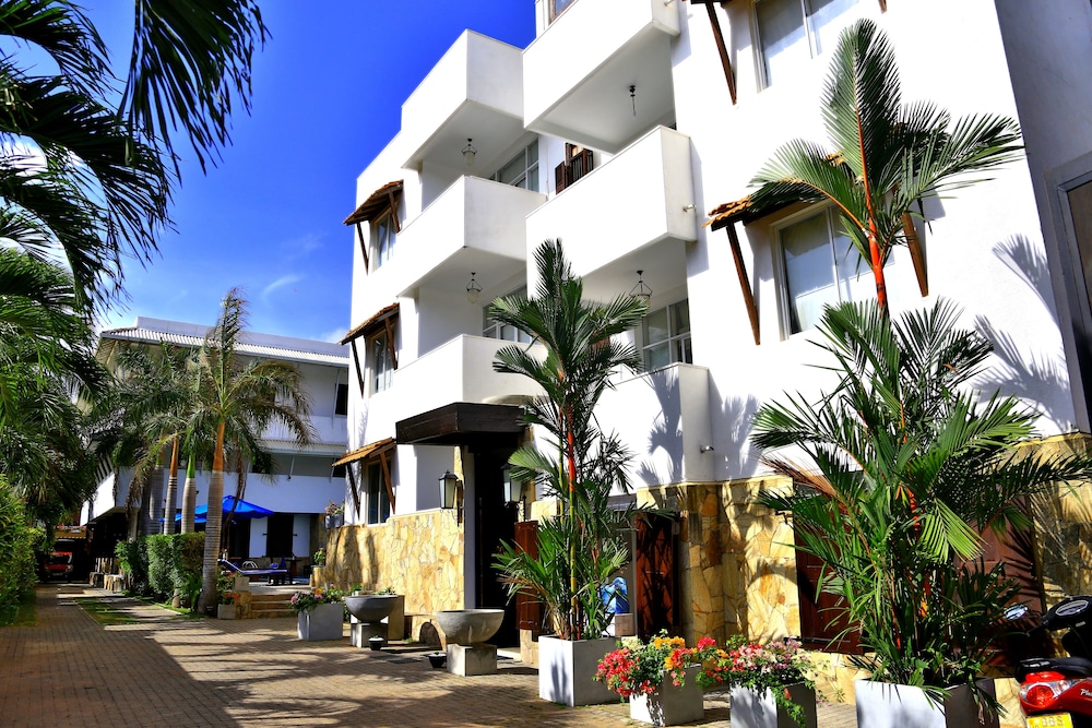 ST. LACHLAN HOTEL AND SUITES 58/64