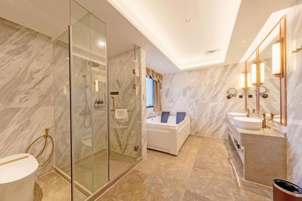 Venus Royal Hotels (Zhongshan Dongfeng Center) 50/50