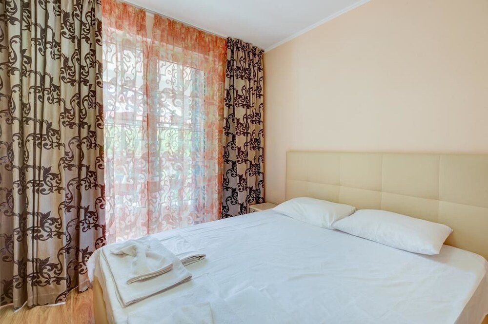 Venera and Anastasia Palace Apartments 24/75