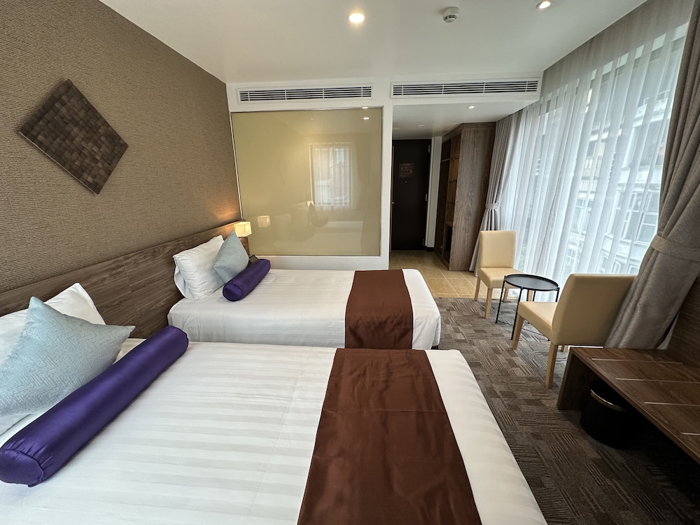 DELUXE, TWIN BEDS