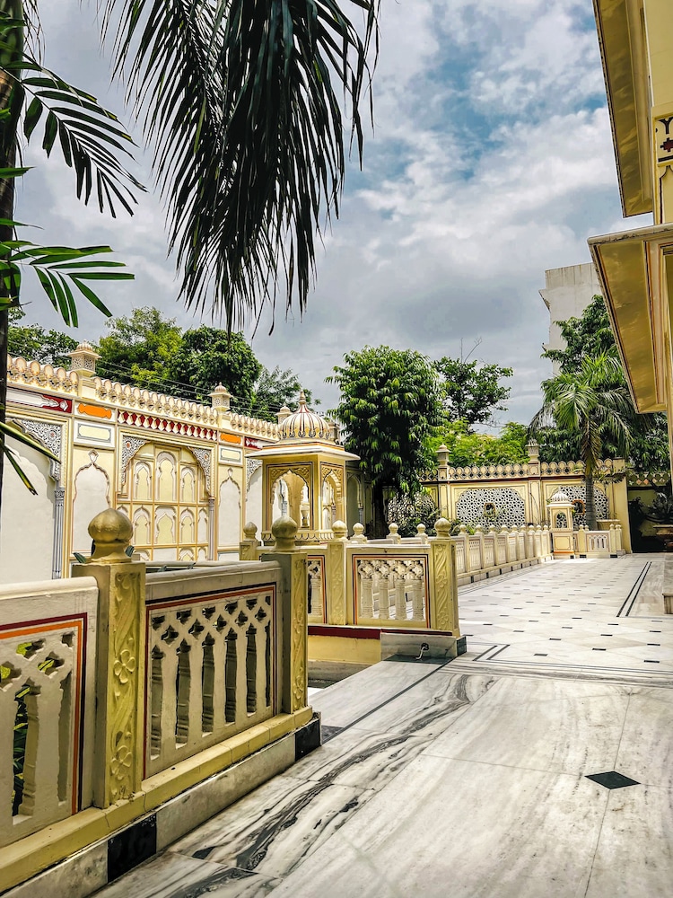 Krishna Palace 42/50
