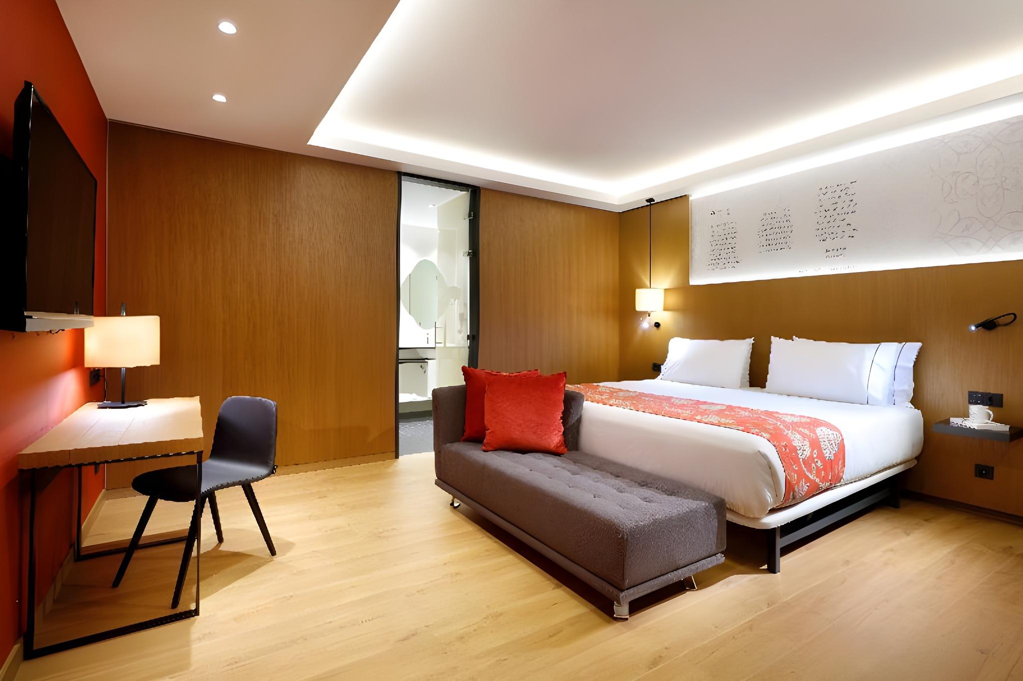 Junior Suite, King Bed, Cathedral View, Sofa