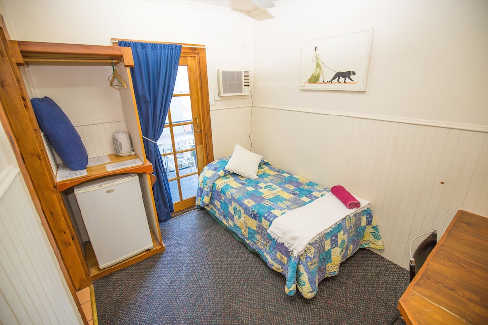 BRISBANE MANOR HOTEL 40/60