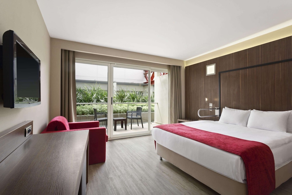 ROOM, KING BED, ACCESSIBLE