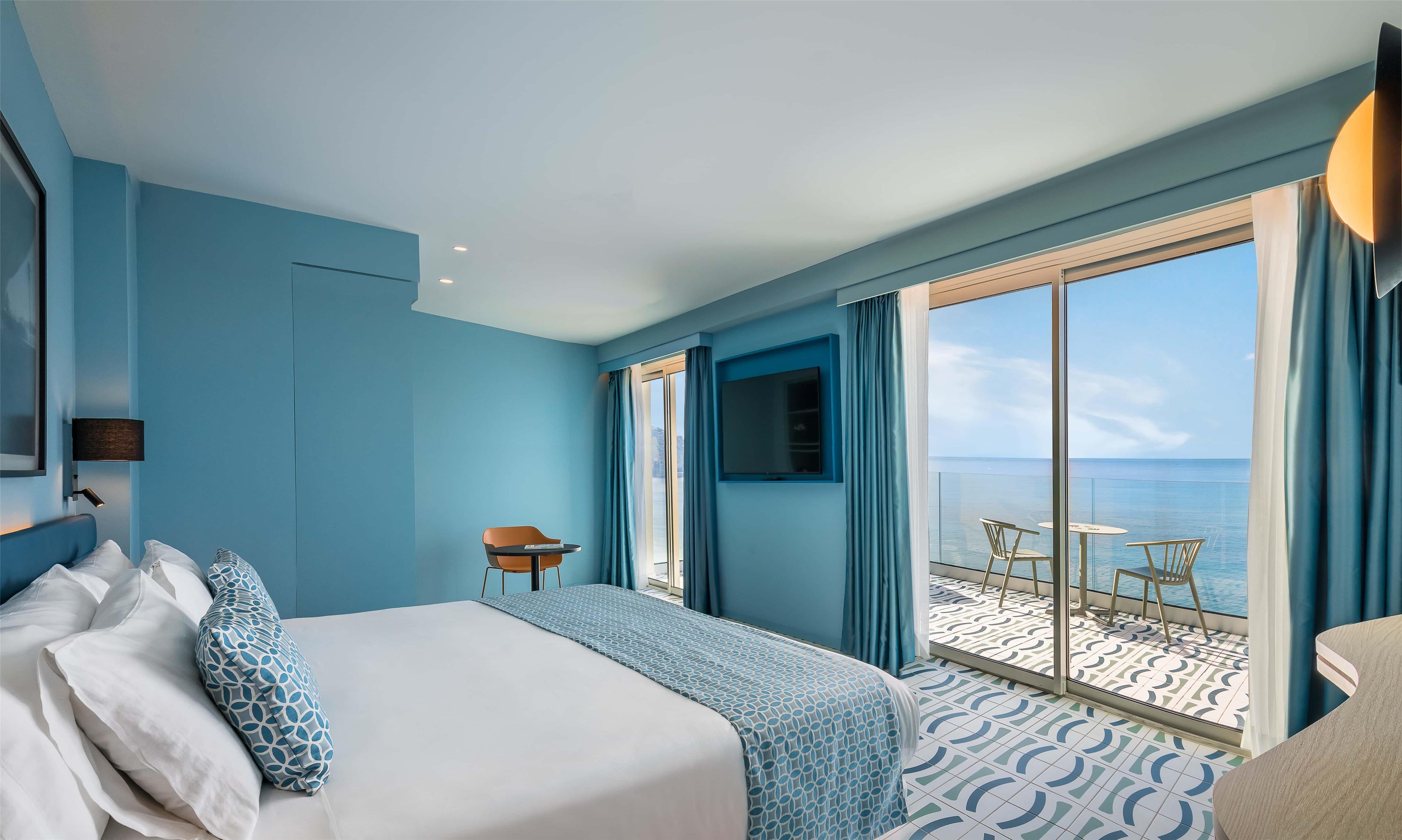 Deluxe, Sea Front