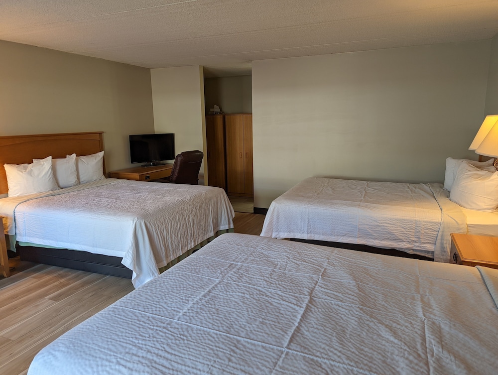 Days Inn by Wyndham Birch Run 18/36