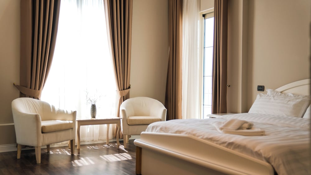 Majestic Hotel 6/50