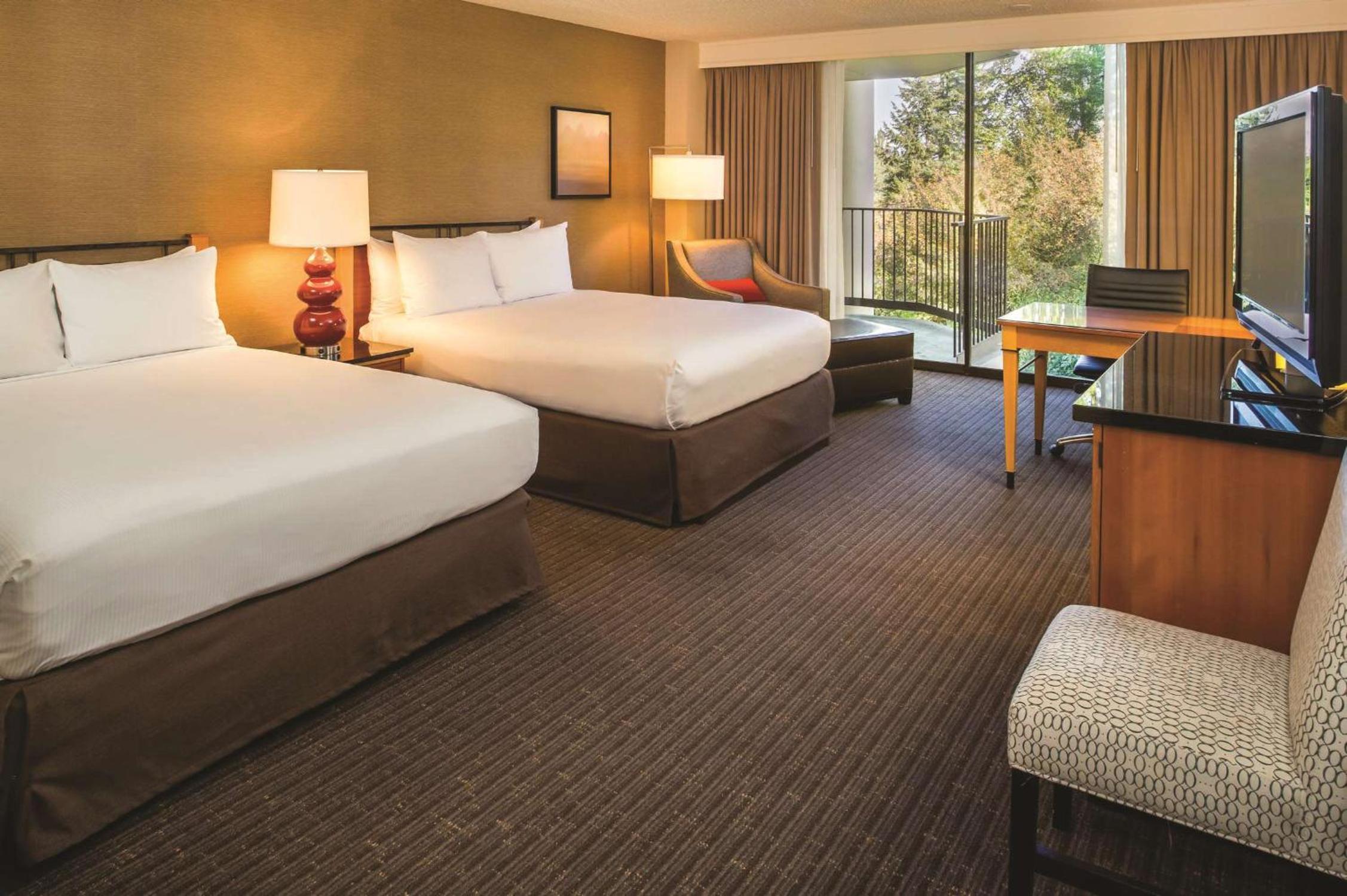 DELUXE, 2 QUEEN BEDS, BALCONY