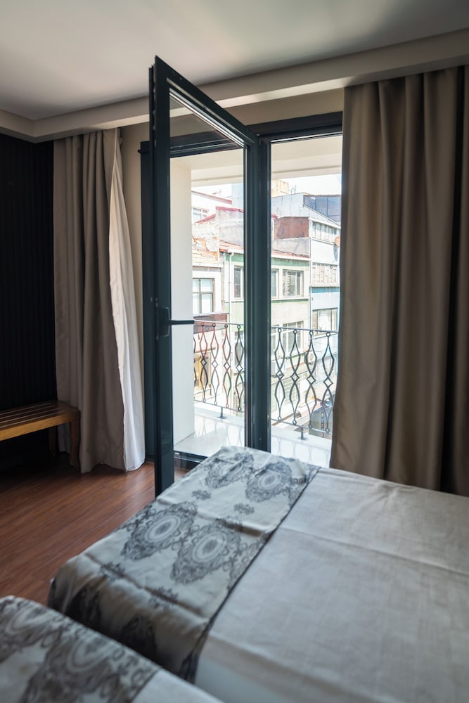 غرفة رباعية بسرير مزدوج وسريرين منفصلين، Eliza Hotel 8/10