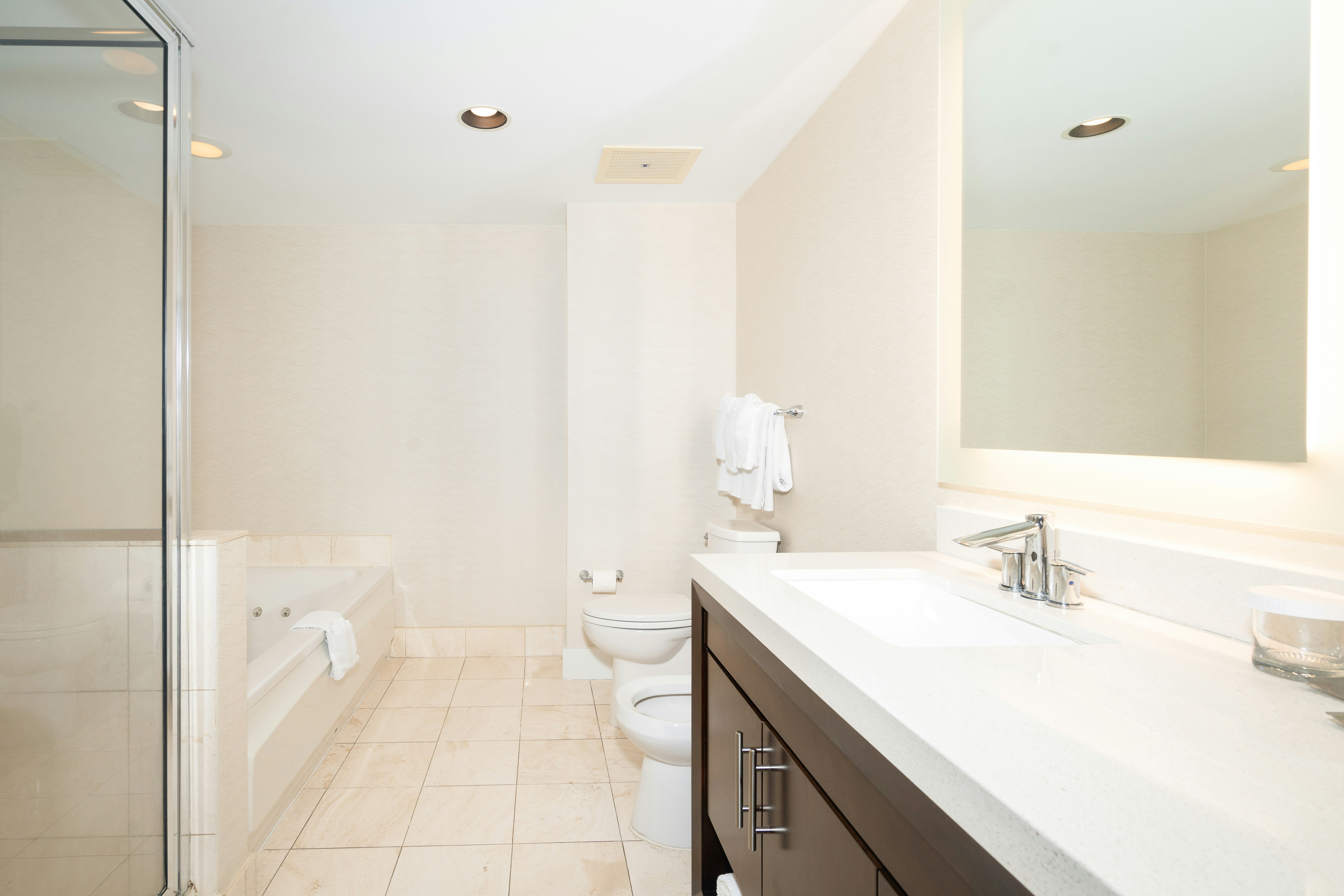 جناح بسرير كينج أو كوين بغرفتي نوم، Doubletree By Hilton Ocean Point Resort – North Miami Beach 4/6