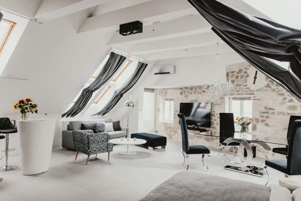 Coco Chanel Boutique Apartment 31/50
