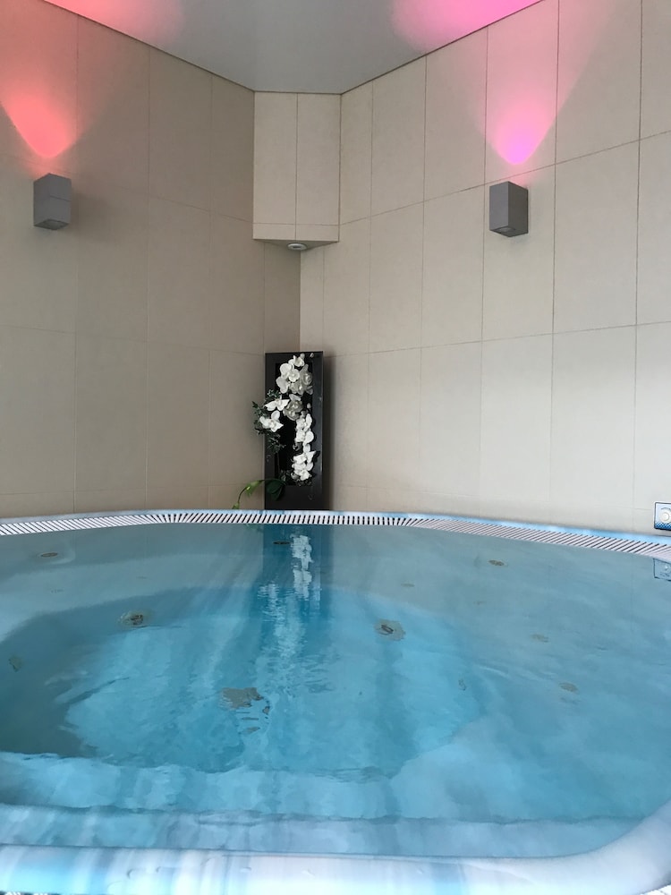swimming pool spa