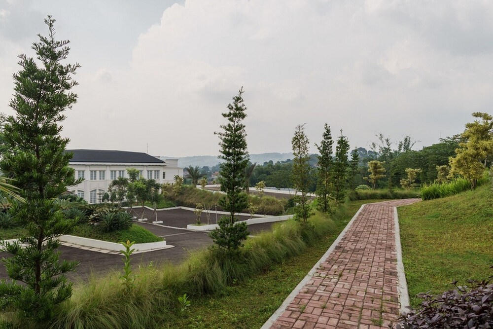 RedDoorz Plus near Exit Toll Puncak 2 18/21