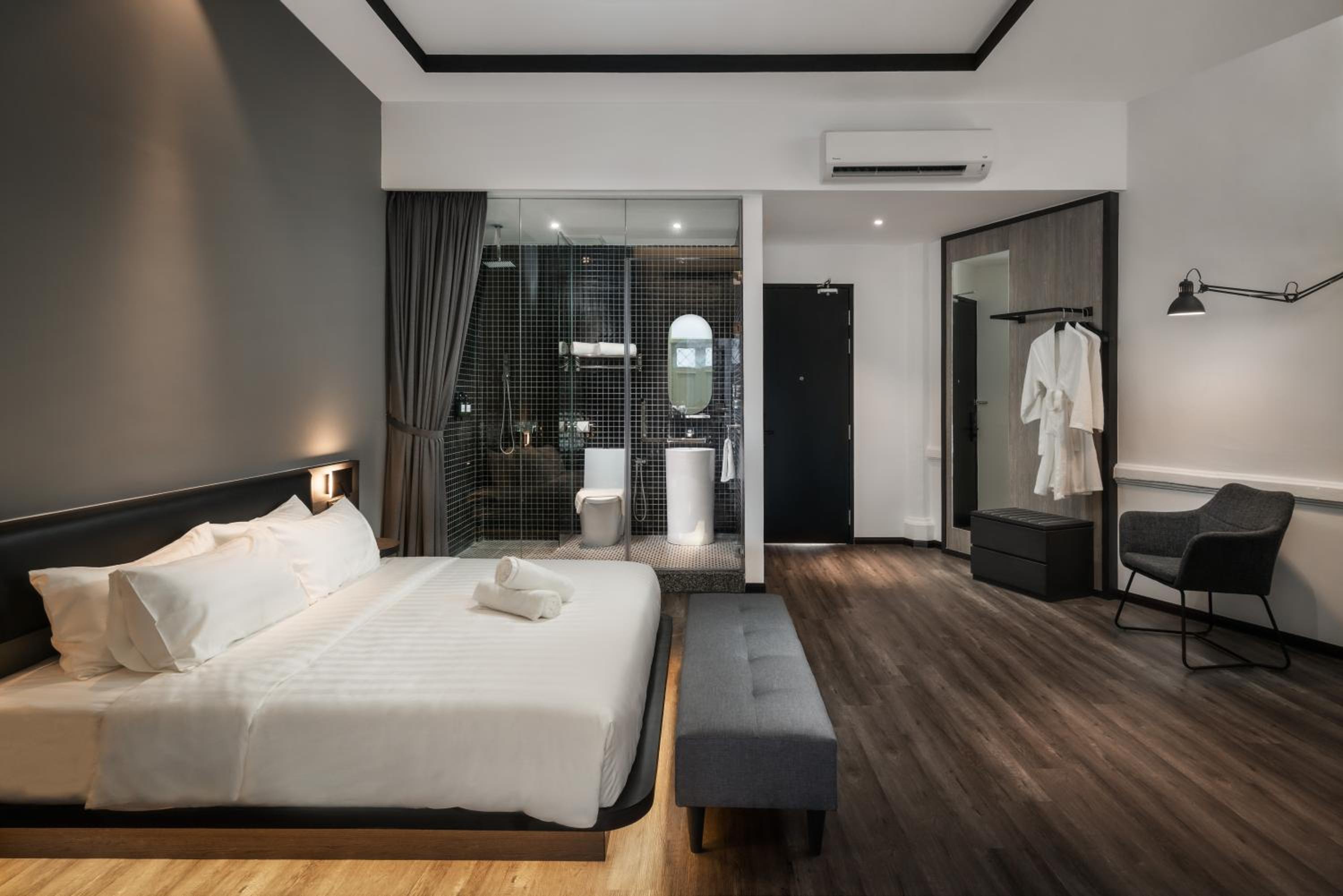 جناح بريميوم بسرير كينج بحوض استحمام، Modern Hotel Georgetown 6/8