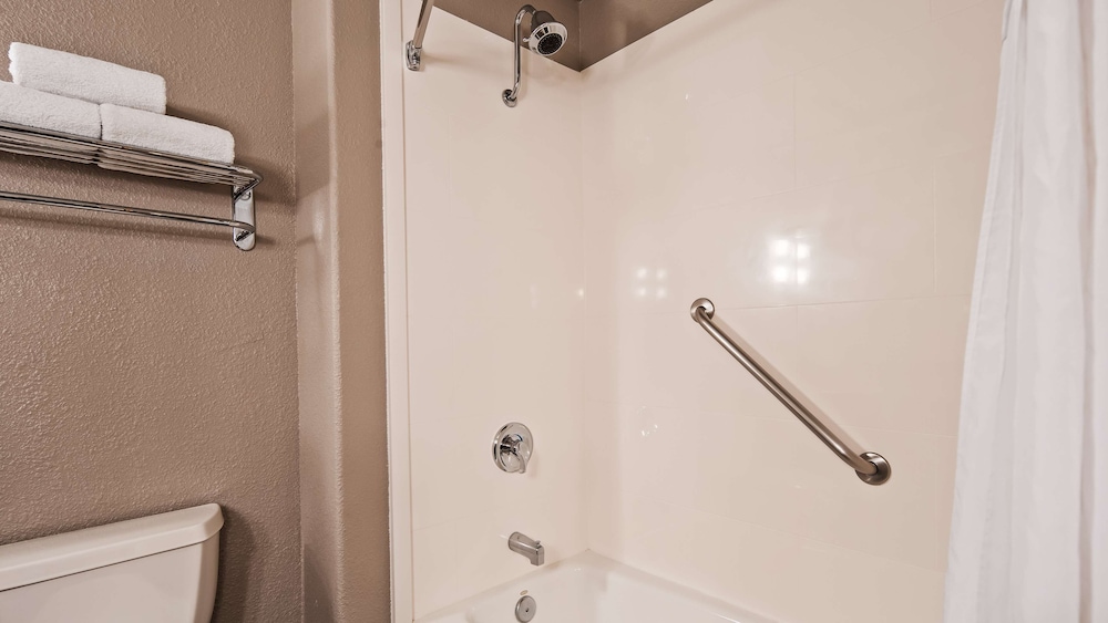 Best Western Cedar Inn & Suites 35/36