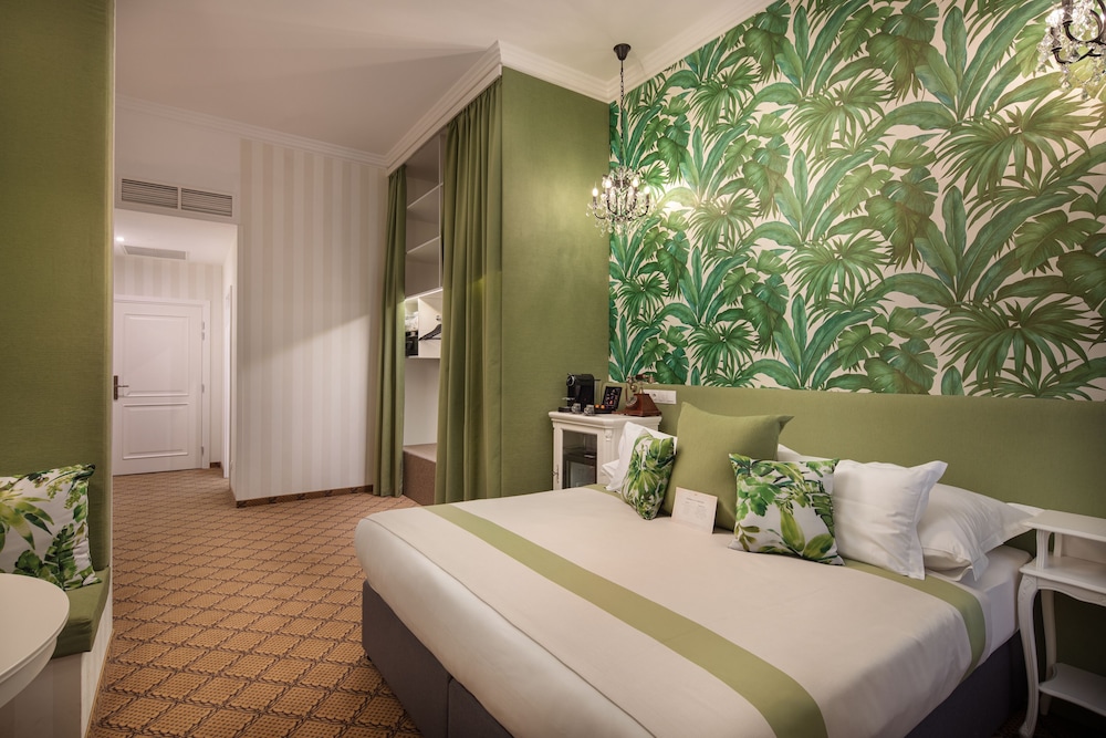 Mystery Hotel Budapest 12/66
