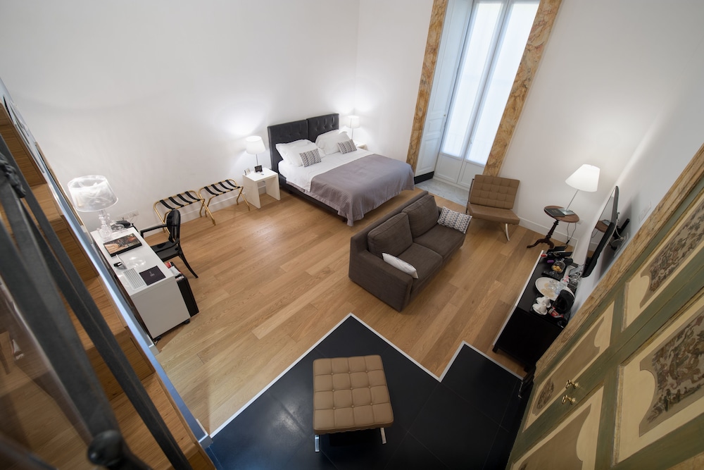 SANTA CHIARA BOUTIQUE HOTEL 61/73