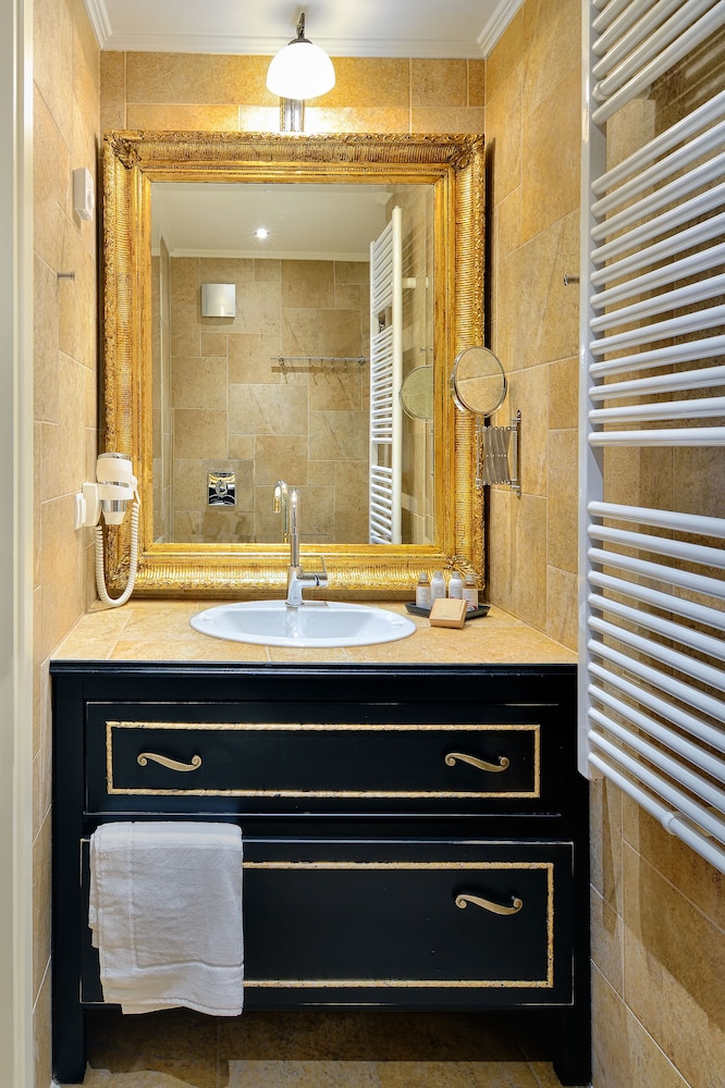 جناح بسرير كوين مع أريكة، Hotel Antique 4/4