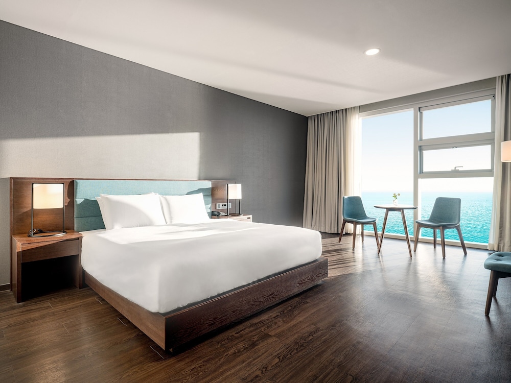 PREMIUM, QUEEN BED, PARTIAL OCEAN VIEW, HIGH FLOOR