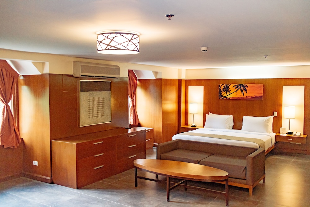 Crown Regency Beach Resort Boracay 34/75