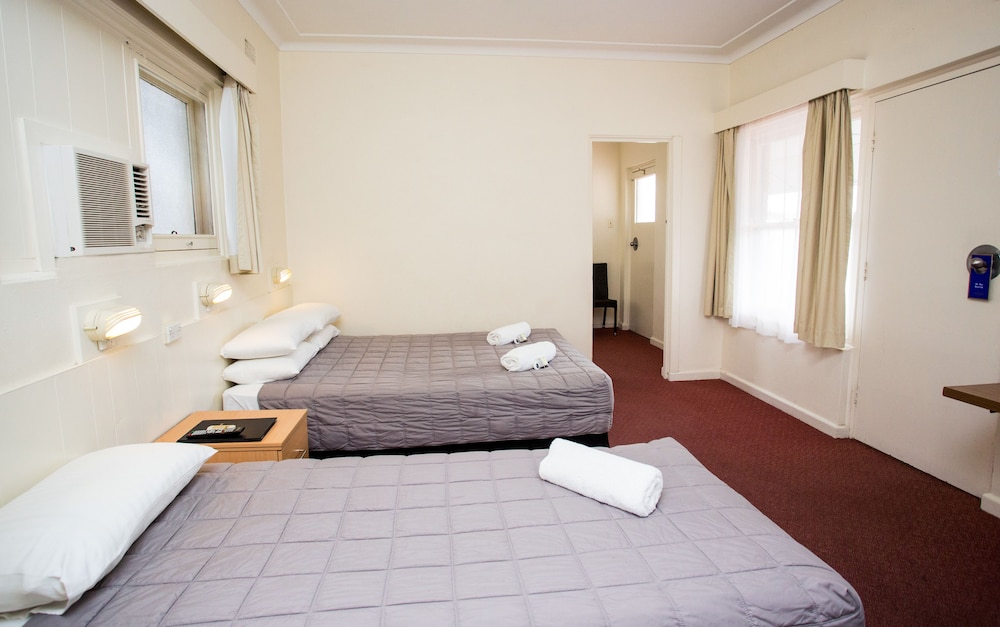 COWRA MOTOR INN 31/65