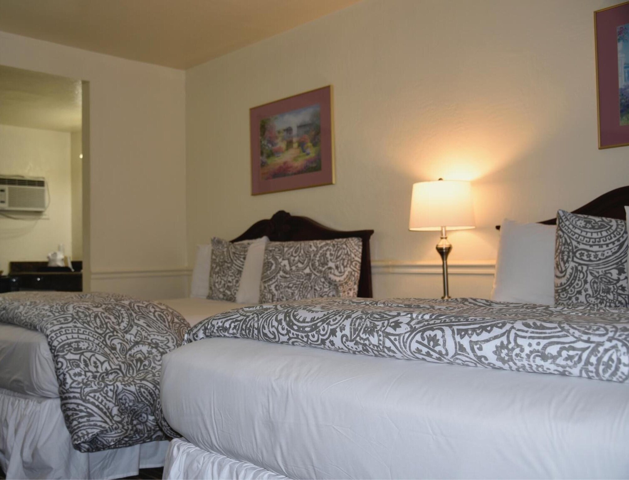 STANDARD, 2 QUEEN BEDS