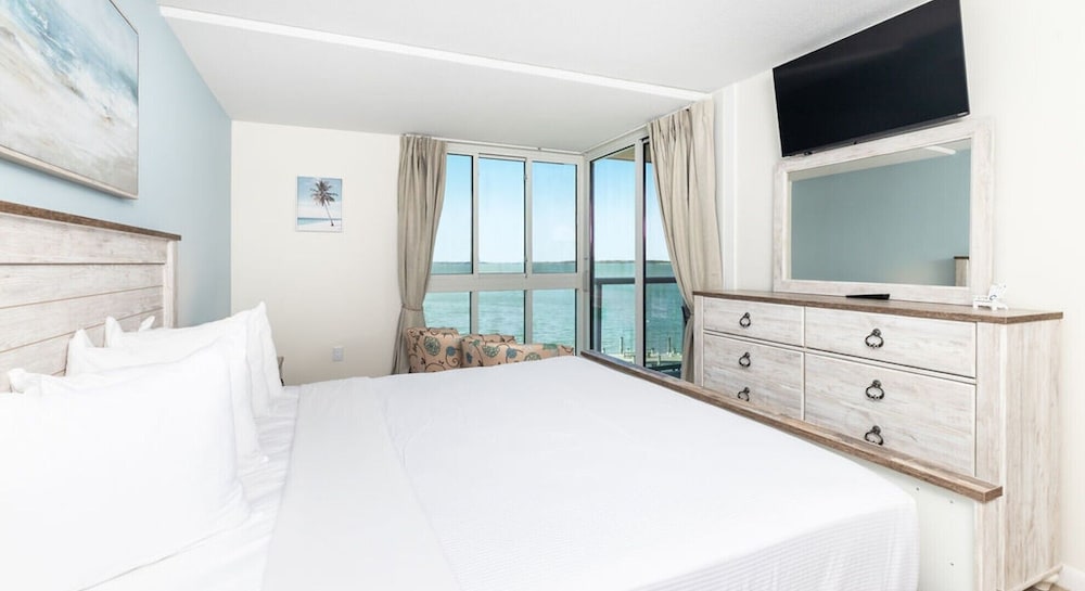 2 Bedrooms, Condo, Premium, 1 King and 1 Single Beds, Bay View, Sofa, Balcony، Bay Club Resort 3/6