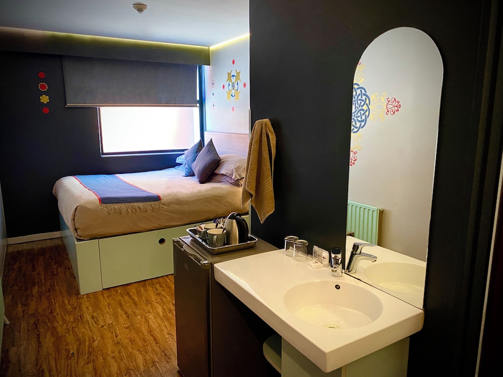 Bannister Hotel 47/50