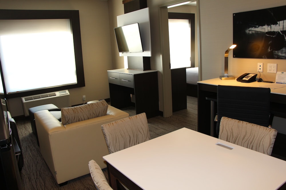 Holiday Inn Express Suites Cold Lake 30/73